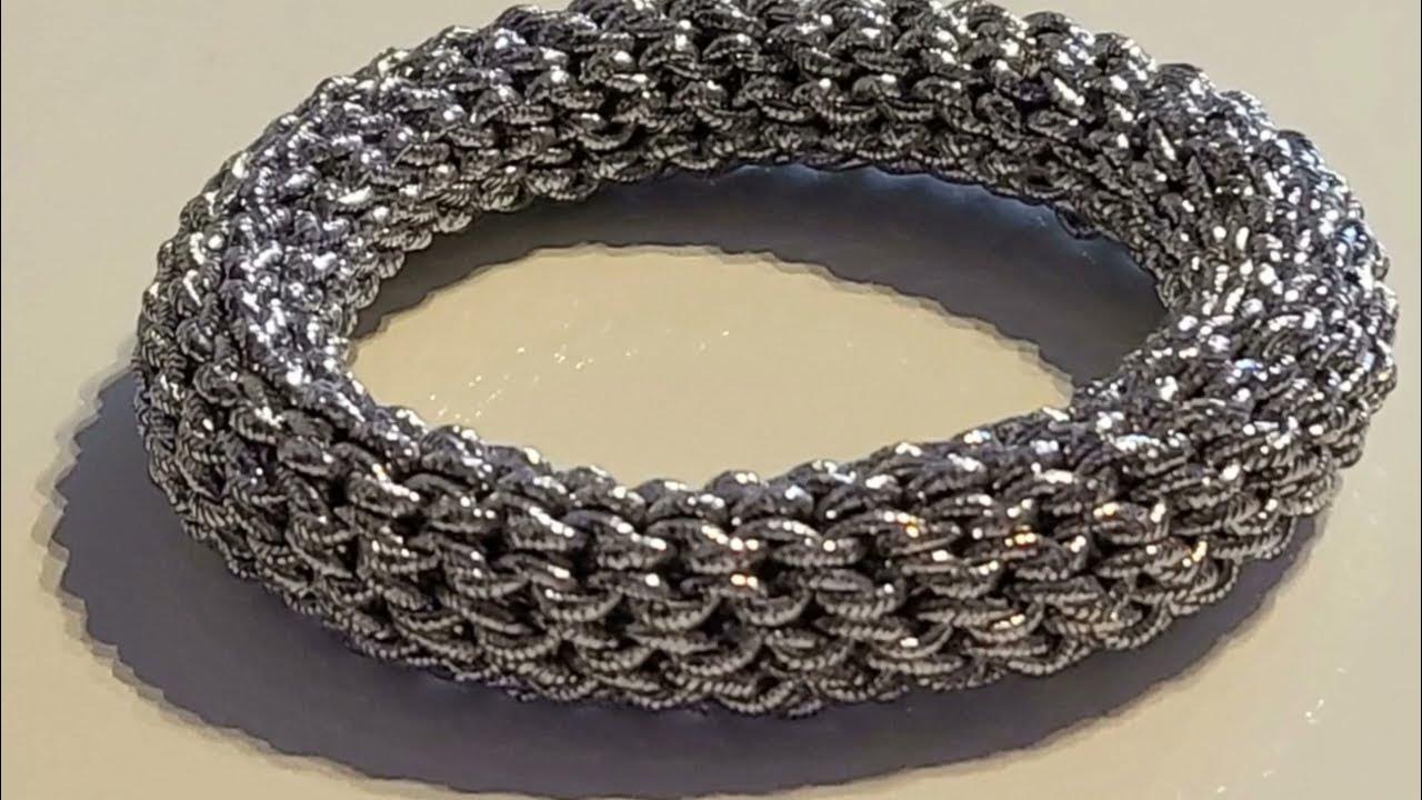 Bracciale realizzato all'uncinetto in filo elastico color argento. 