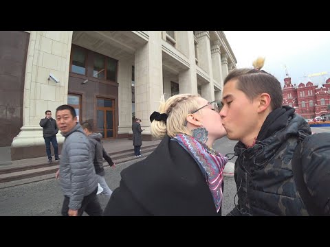 Video: Būdami Tolerantiški Dainininkai, Bučiuodami Ekraną, Bandydami Nugalėti Rusiją - Alternatyvus Vaizdas