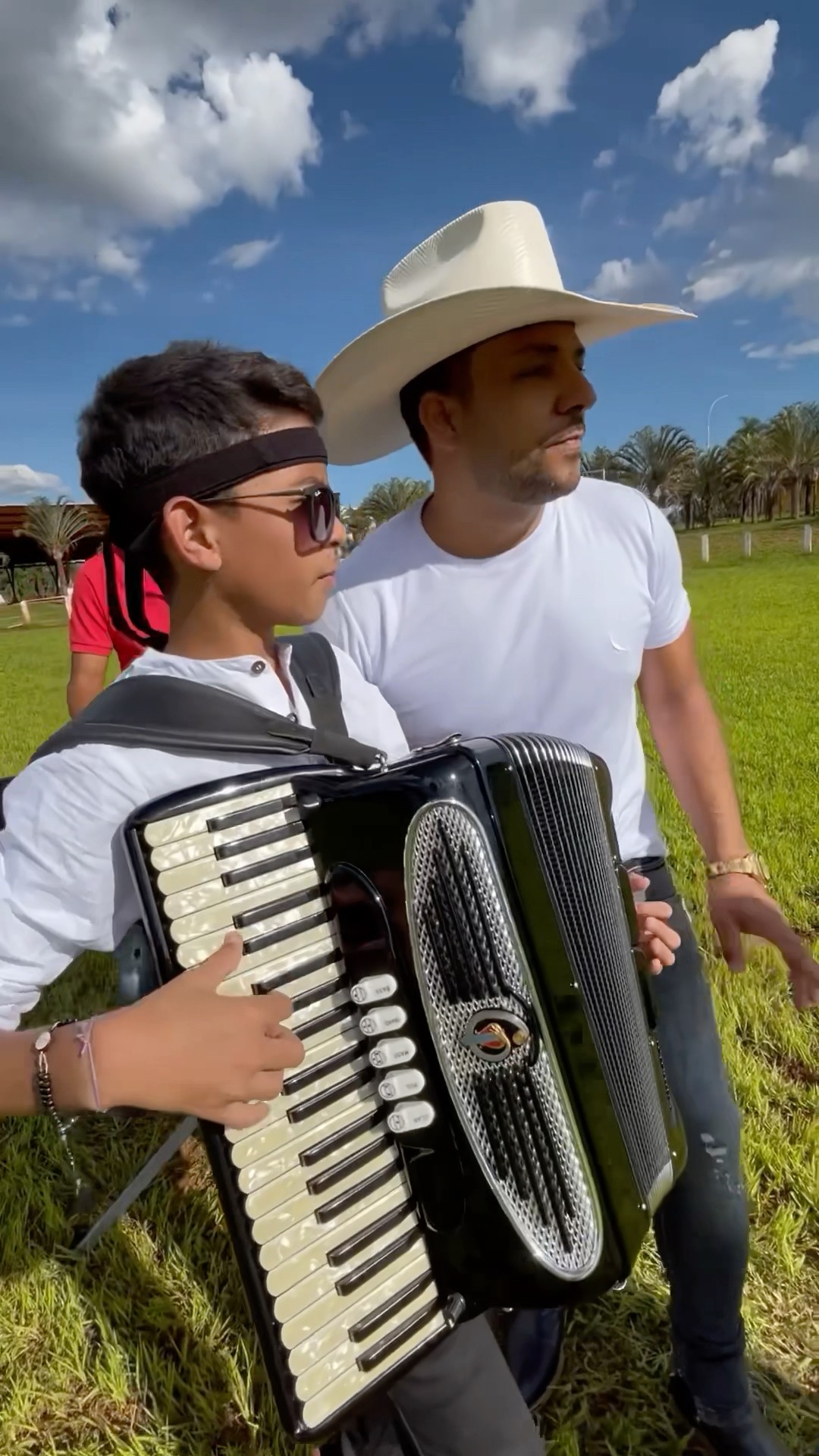 A mulherada já chegou pra dançar com participação de Alejandro Rodrigues #boanoiteee #leaozinho ￼