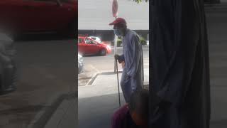 Dünya Nın En Yavaş Yürüyen Dedesi. Fas Da Ilginç Bir Yaşlı Amcaya Denk Geldik. Bastonu Ile Her