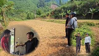 Hiệp gets bullied right at the shop, and then takes Lý Mây to look at a plot of land. screenshot 4
