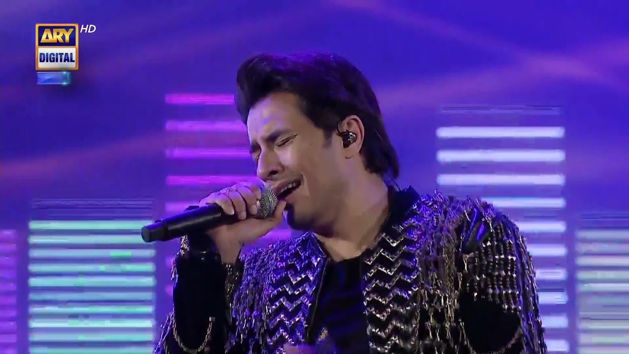 Ali Zafar sings the mesmerizing OST of Pehli Si Muhabbat live in Laguna Mein Jashan.