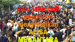 bareng ALISA MEGANTARA rela demi cinta, berdesakan memadati satu jalur jalan raya...