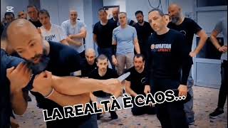 La vera difesa personale rifiuta ogni finzione: nel Kalah resta solo ciò che davvero ti salva.