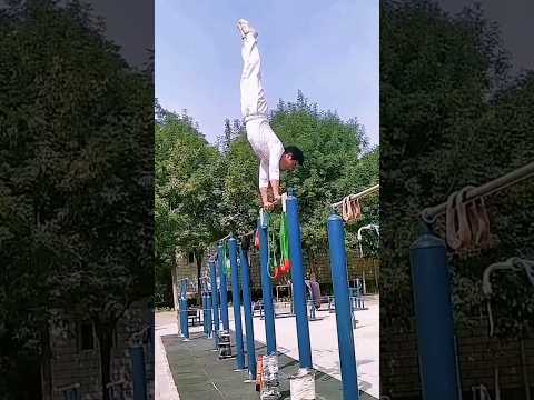 Desafían la gravedad en un parque común 😱 (¿Es real?)
