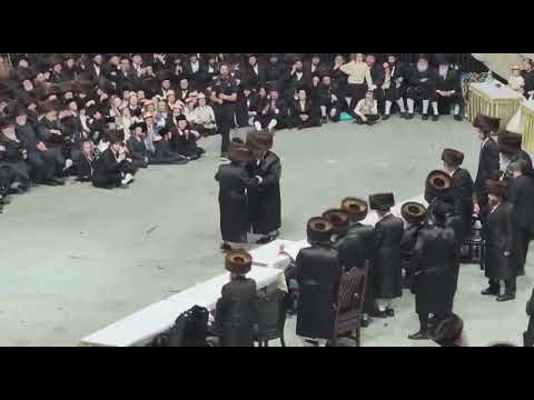 Viznitz Rebbe R' Mendel Dances Mitzvah tantz At His Great Nephew's Wedding - Sivan 5783