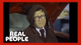 The Chrysler Crisis | Real People | George Schlatter
Mark Russell sings about the difficulties of Chrysler in the 70s that bring the company the brink of bankruptcy. The Chrysler Crisis | Real People | George Schlatter