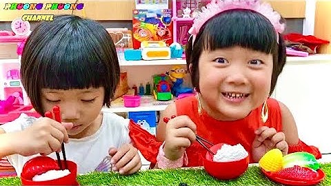 chơi nấu cơm bằng nồi cơm đồ chơi trẻ em cùng 2 chị em Ruby và Vani
