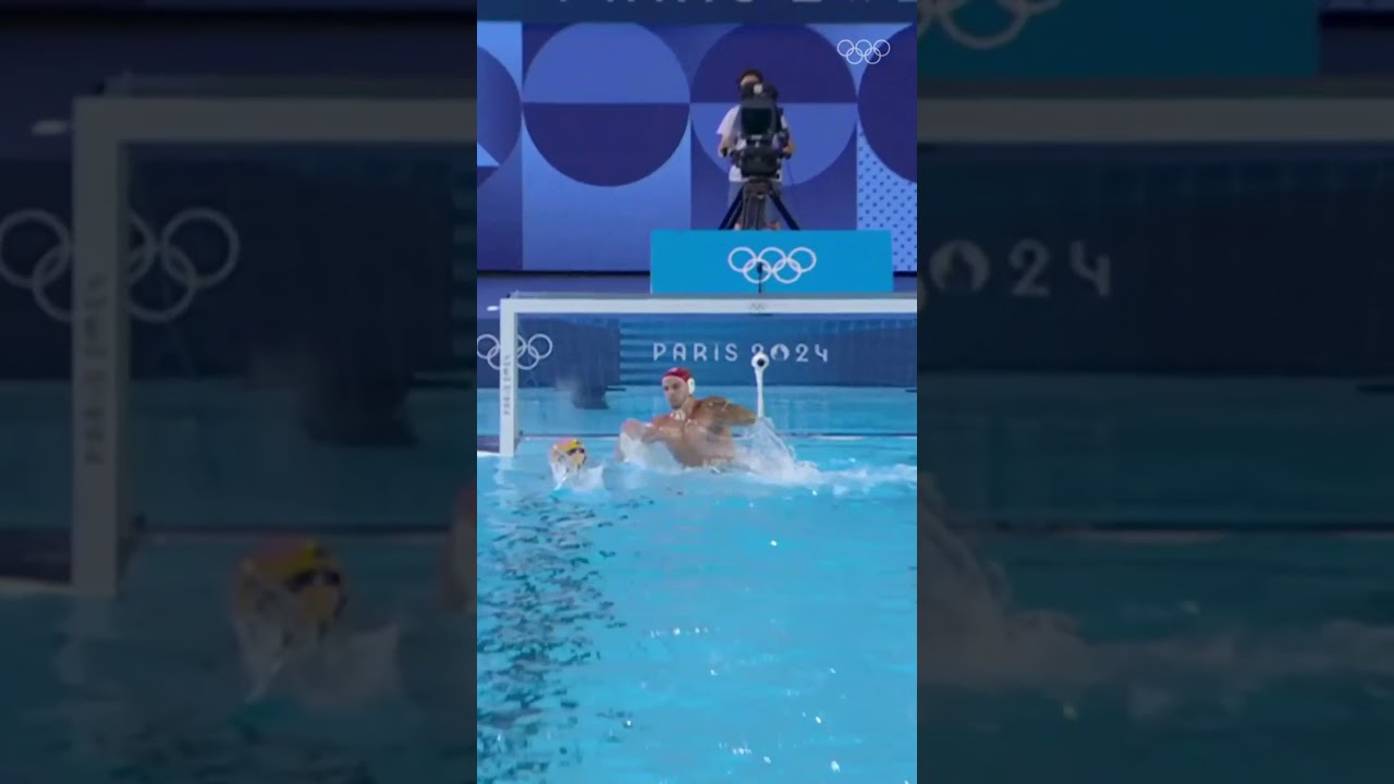 A buzzer beater from the opposite end of the pool! By the goalie! 👏🤽‍♂️ 