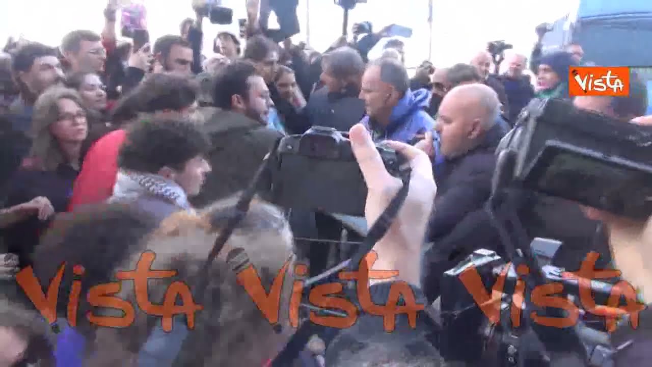 Scontri a Napoli tra Polizia e manifestanti contro Vannacci