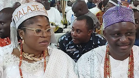 IYALAJE OODUA PRINCESS TOYIN KOLADE AND OONI OF IFE KINGMAKERS JOINED NEW COUPLE ON STAGE