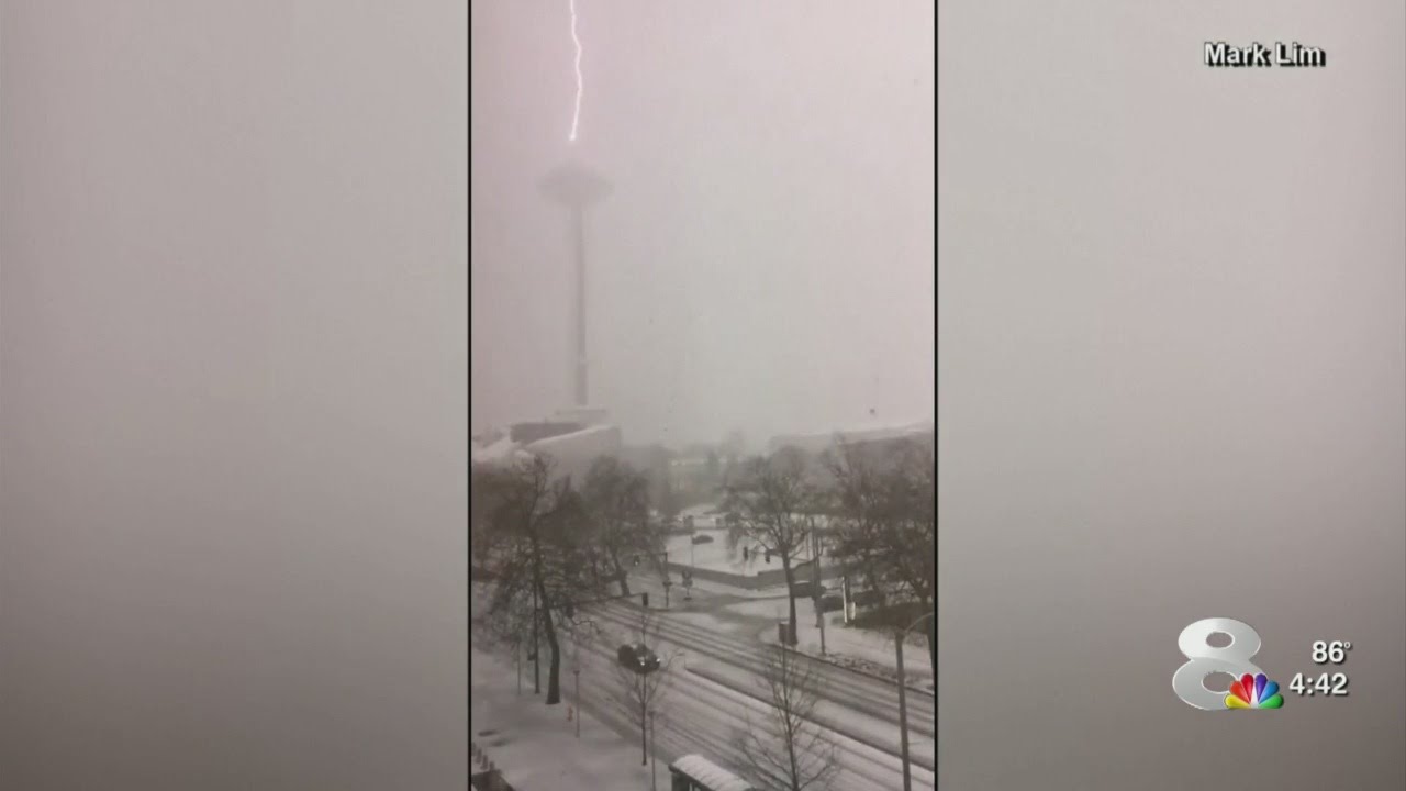 Seattle Space Needle struck by lightning - YouTube