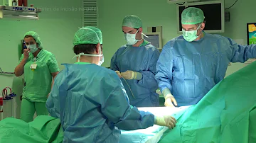 Como deve ocorrer a transferência do paciente para a sala de procedimento cirúrgico?