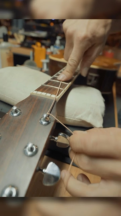 Stop stringing your guitars like this! #guitar #guitaradvice #guitartech