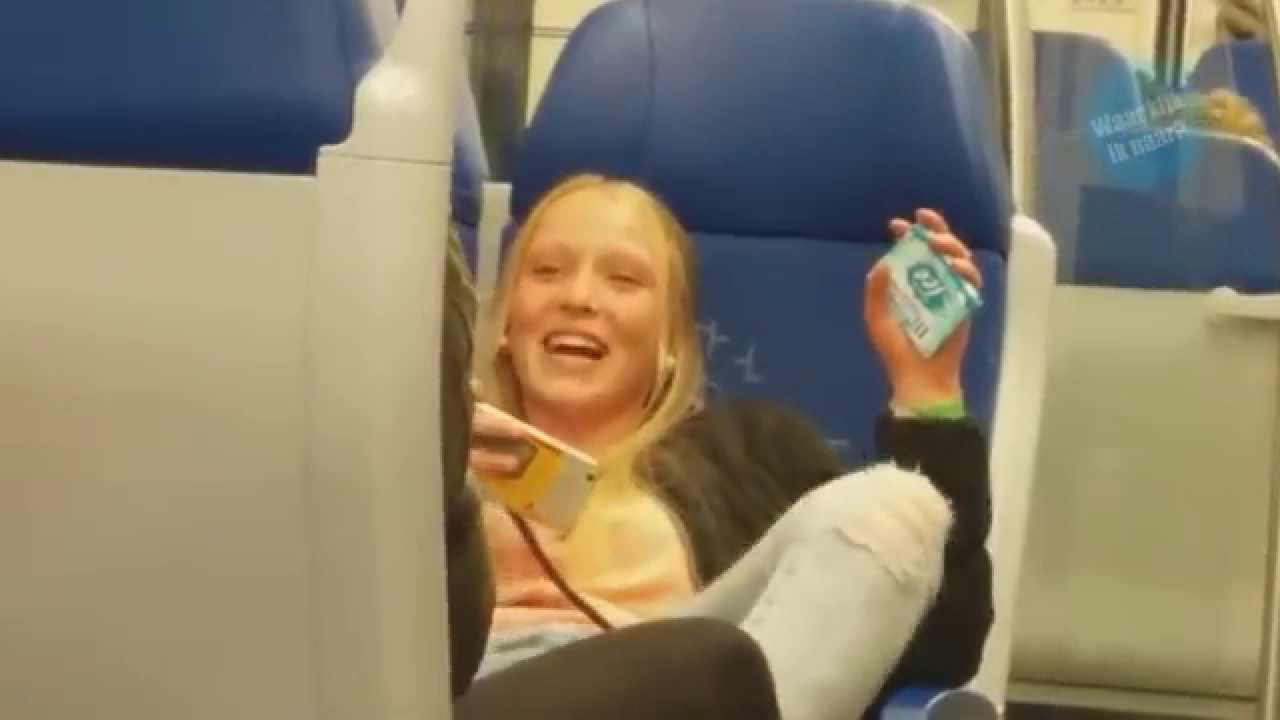 Raar meisje in de trein YouTube Raar meisje in de trein YouTube