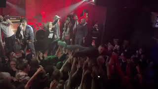 Федя Букер прыгнул в толпу под песню «Некуда бежать» (концерт 17.12.2022). Санкт-Петербург, Ионотека