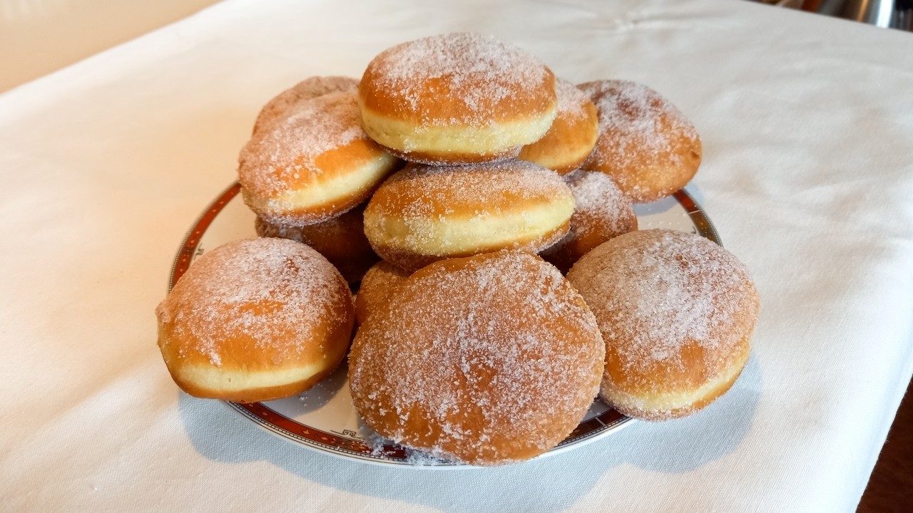 Bomboloni con Crema Pasticciera - Soffici, Profumati e Irresistibili come al Bar