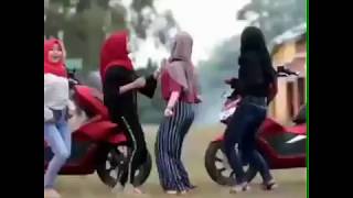 Download Lihat Goyangannya Bang, Bikin Merangsang Video MP3 Lihat Goyangannya Bang, Bikin Merangsang