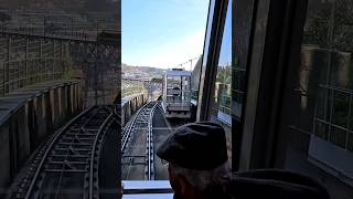 El Funicular dos Guindais: Un Ascenso Escénico en Porto, Portugal