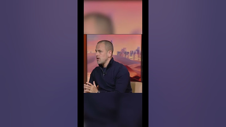 “He should’ve been sacked” 😭 Roy Keane & Gary Neville in stitches at Phil Neville playing LW