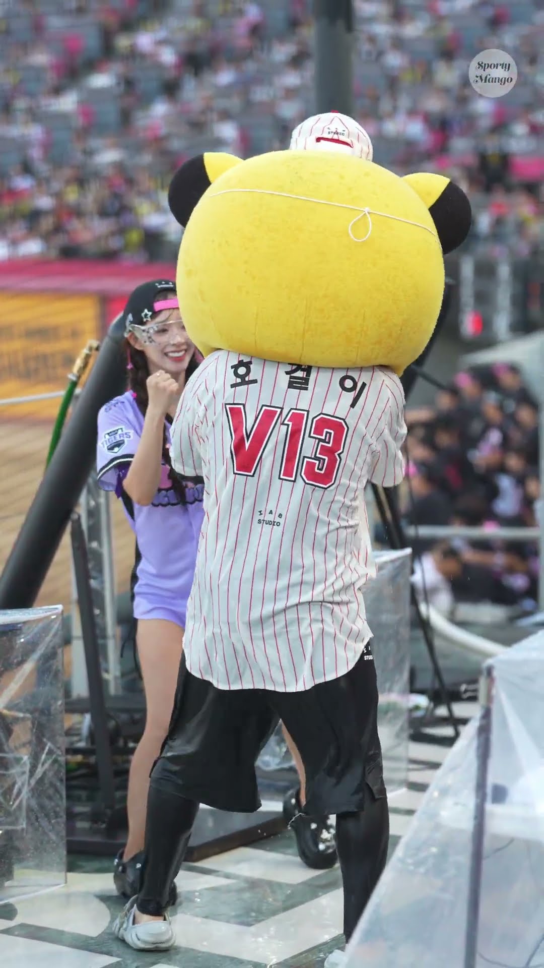 Cheerleader Jo Da-bin throwing the first punch at Ho-geol