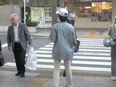 静岡の献血推進ＡＢＯ　断られても食い下がる中川隊員.AVI