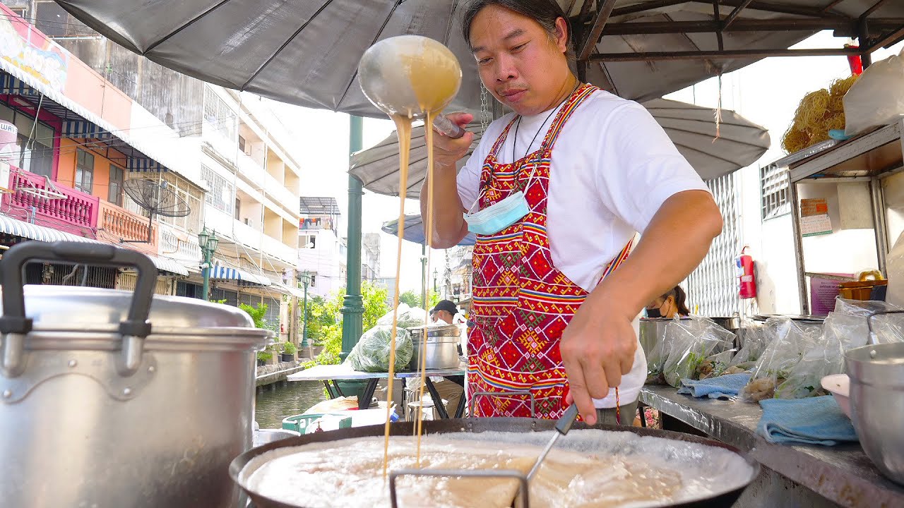 Amazing Fried Noodles With Pork In Thick Gravy (Rad Na Moo Noom) - Thai Street Food