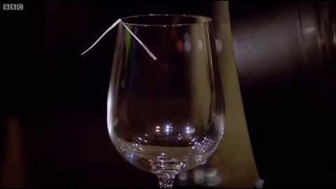 3791 Bibliothek 019 001 BBC Worldwide Breaking a glass with sound in slow motion   Dara O Briain