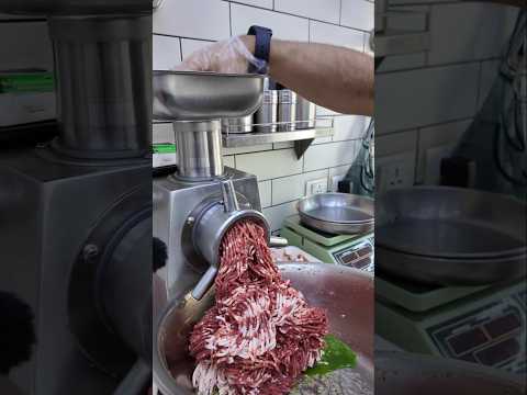 اشترينا كفتة من الذهب من محل مرتب و متكتك و طعمها اللحمة أسطورية و مش ممكن تلاقي مثلها بأي مكان