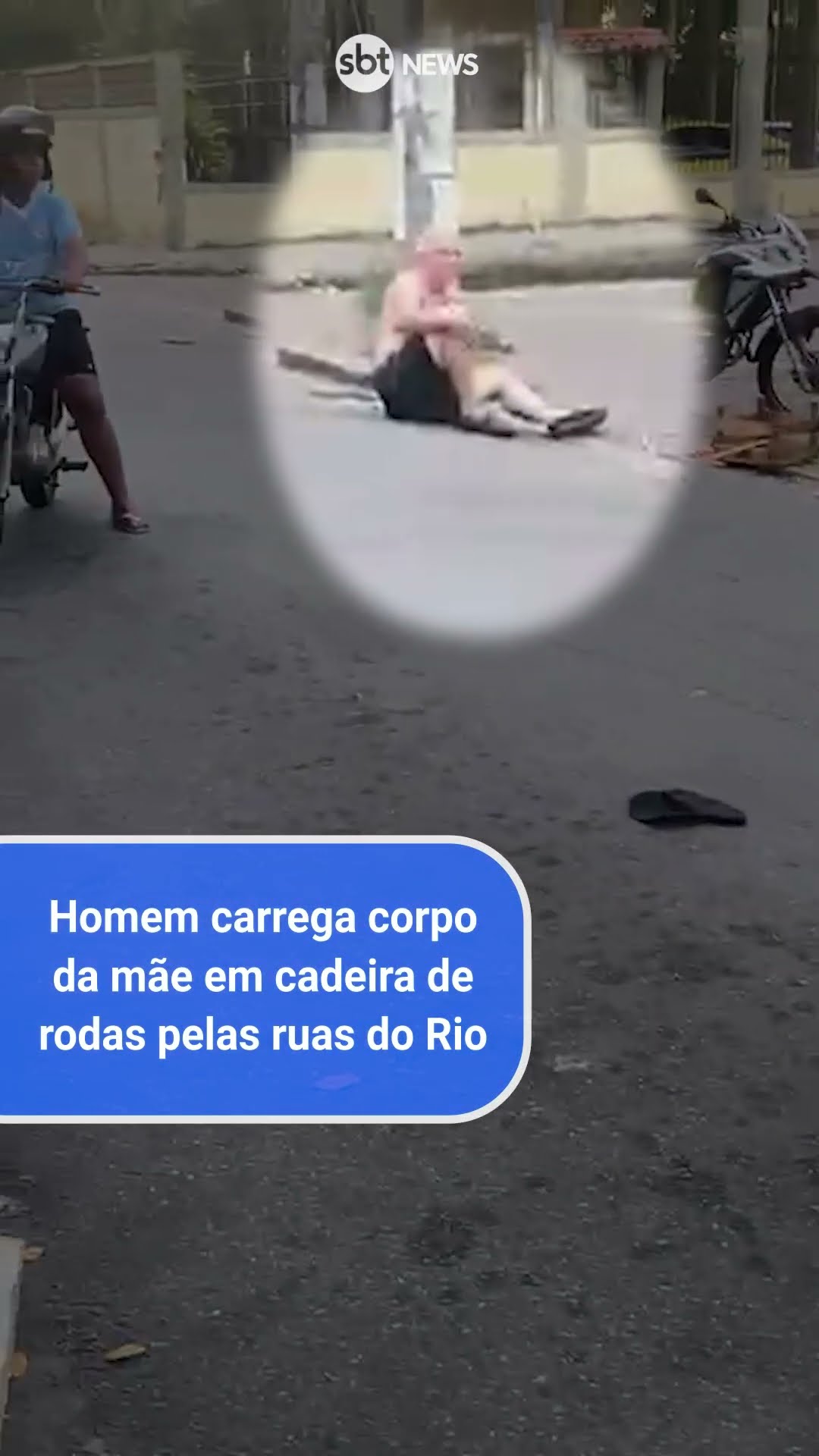 Homem carrega corpo da mãe em cadeira de rodas pelas ruas do Rio