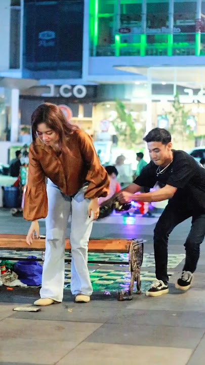 kaka cantik celana nya sobek haha #funny #prank #comedy #lucu #shorts