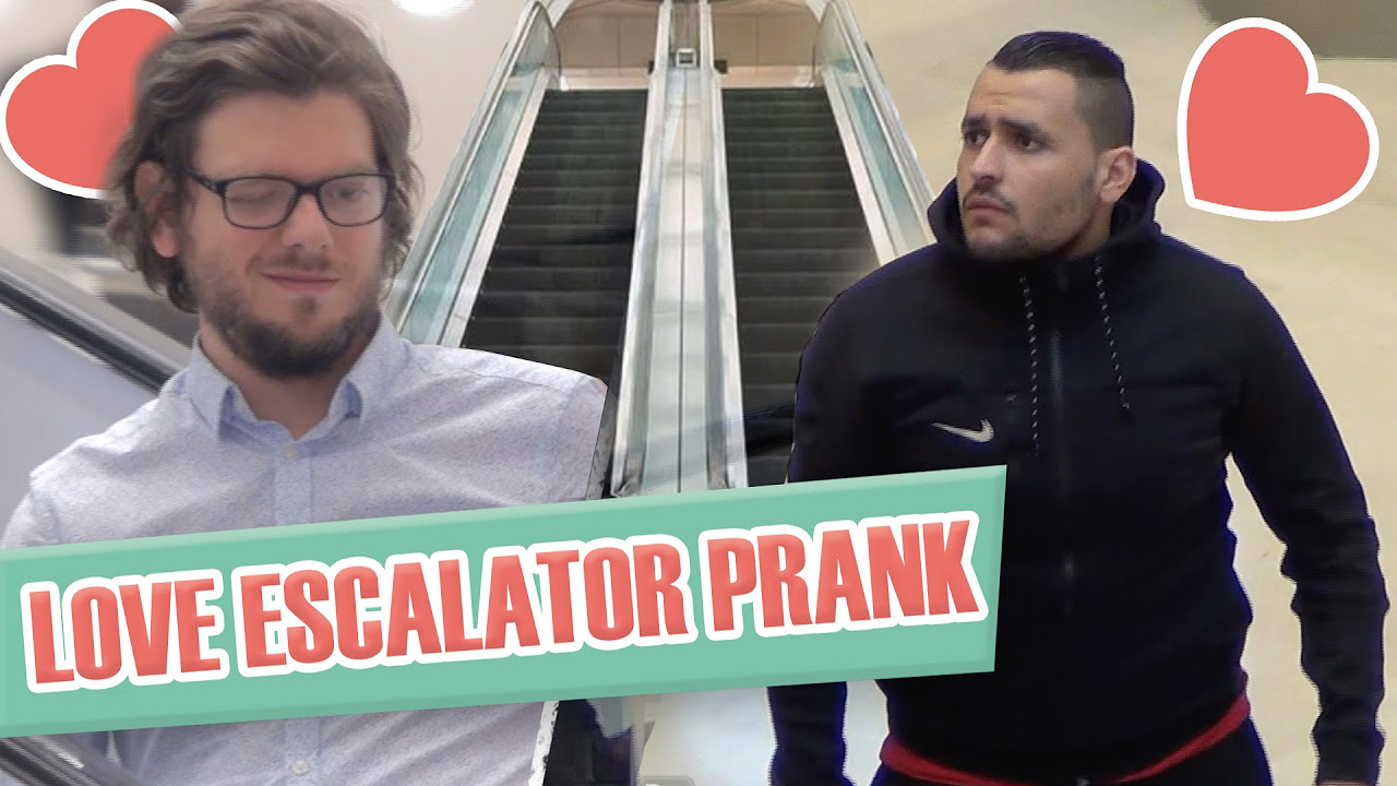Pranque  coup de foudre entre hommes en escalator  Love escalator prank G Guillotin J Demayo