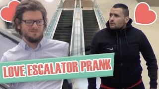 Pranque : coup de foudre entre hommes en escalator / Love escalator prank