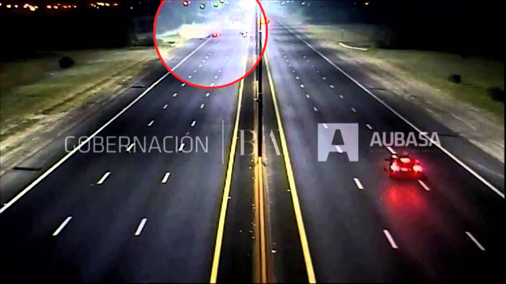 VIDEO: mirá el choque y vuelco en autopista Buenos Aires - La Plata