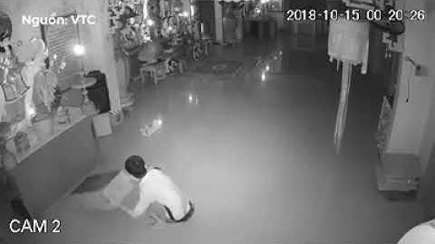 Camera ghi hình kẻ trộm ăn trộm thùng công đức trong chùa