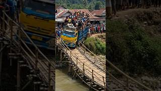 Detikdetik Truk Oleng Terguling Ke Sungai truk trukoleng trukmania shorts viral foryou