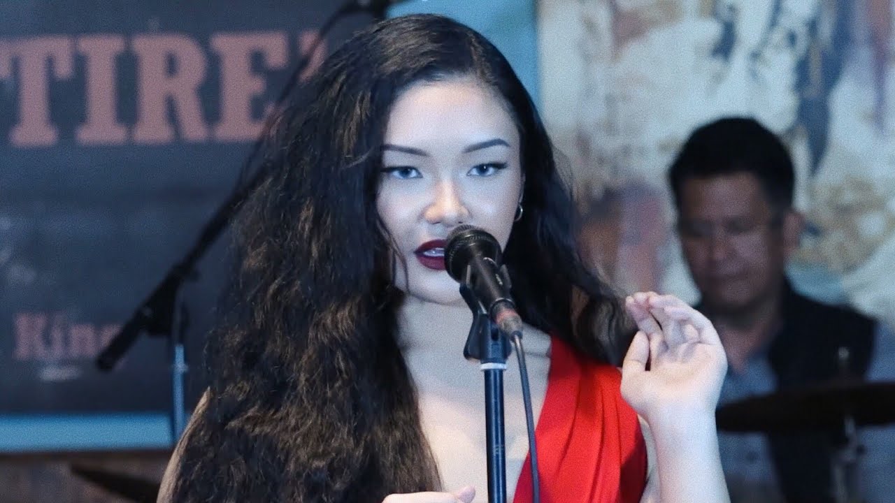 Penampilan Elegan dan Menawan Marcella Dee Bawakan Lagu Lawas ‘Why Don’t You Do Right’