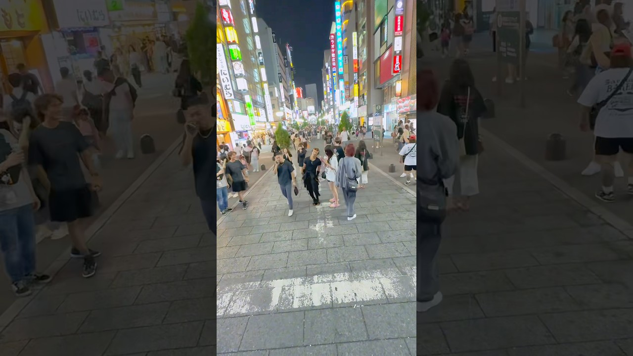 歌舞伎町で2時間踊り続ける男のサービス精神がヤバすぎる… The dedication of the guy who dances for two hours is insane📷