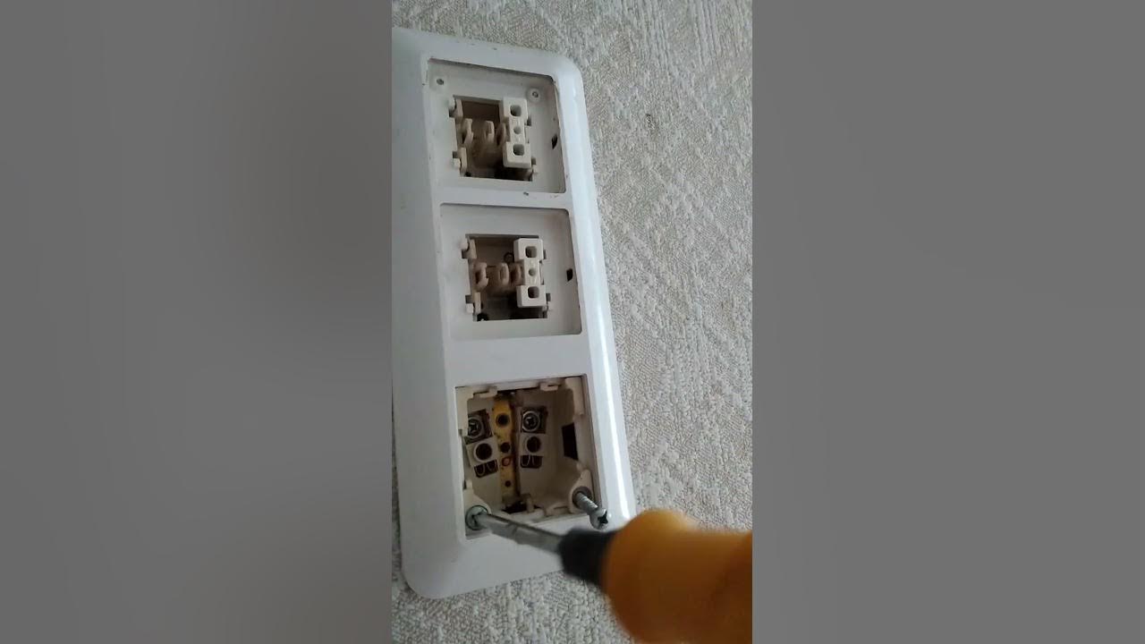 Как снять рамку с блока розеток