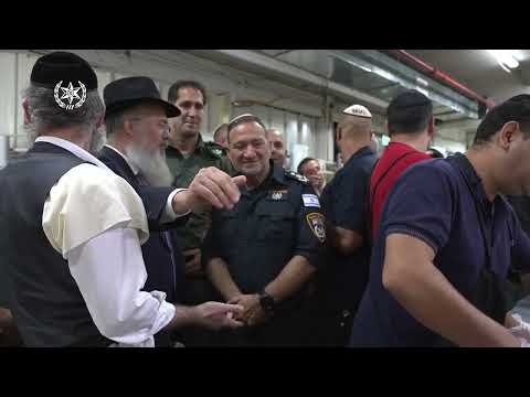 המפכ"ל אפה מצות בכפר חב"ד • צפו