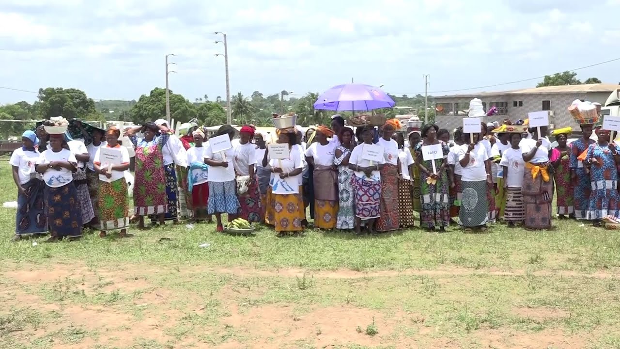 Le couple présidentiel ivoirien soulage les femmes de Bécédi-Brignan en vivres et non vivres