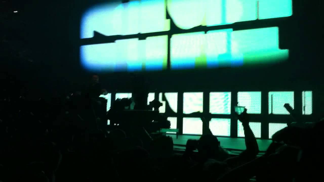 Tiesto - Calling Live @ College Invasion JLC 2011 (HQ) - YouTube