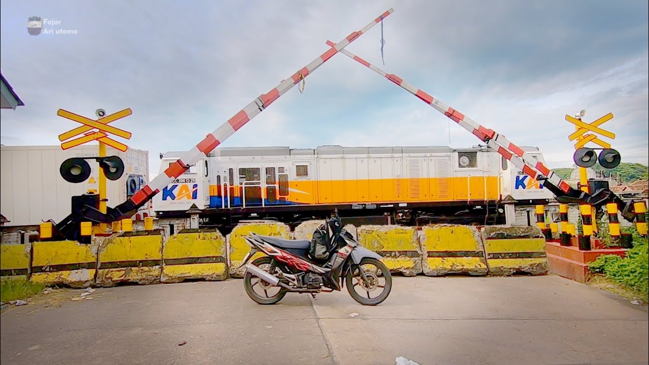 DITUTUP?.. Naik Supra Ke Palang Pintu Kereta Api Perlintasan Mranggen Demak 2022