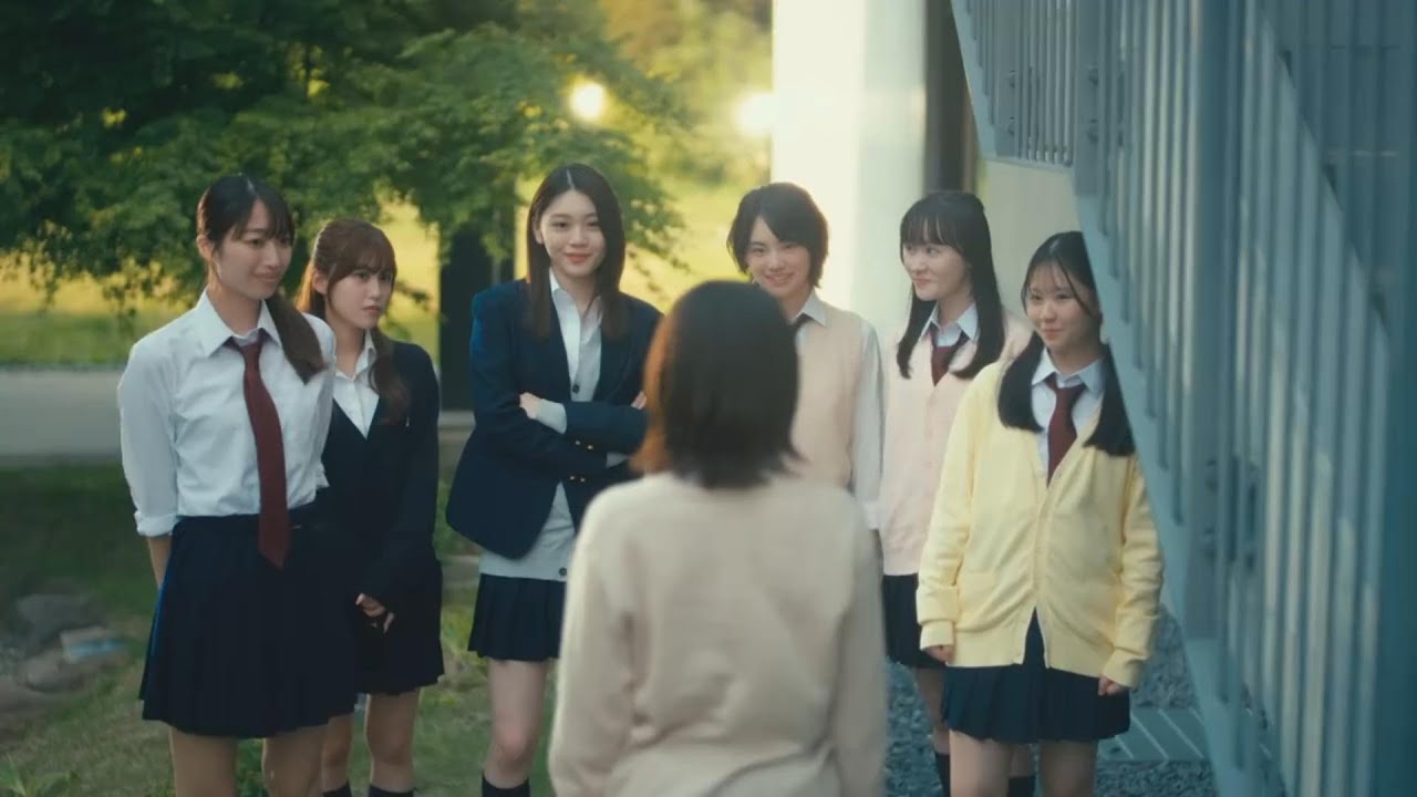 طالبه بتنتقل لمدرسه جديده وكل البنات بتغير منها علشان شطره فبتقرر طالبه فقيره تتنمر عليها ملخص مسلسل