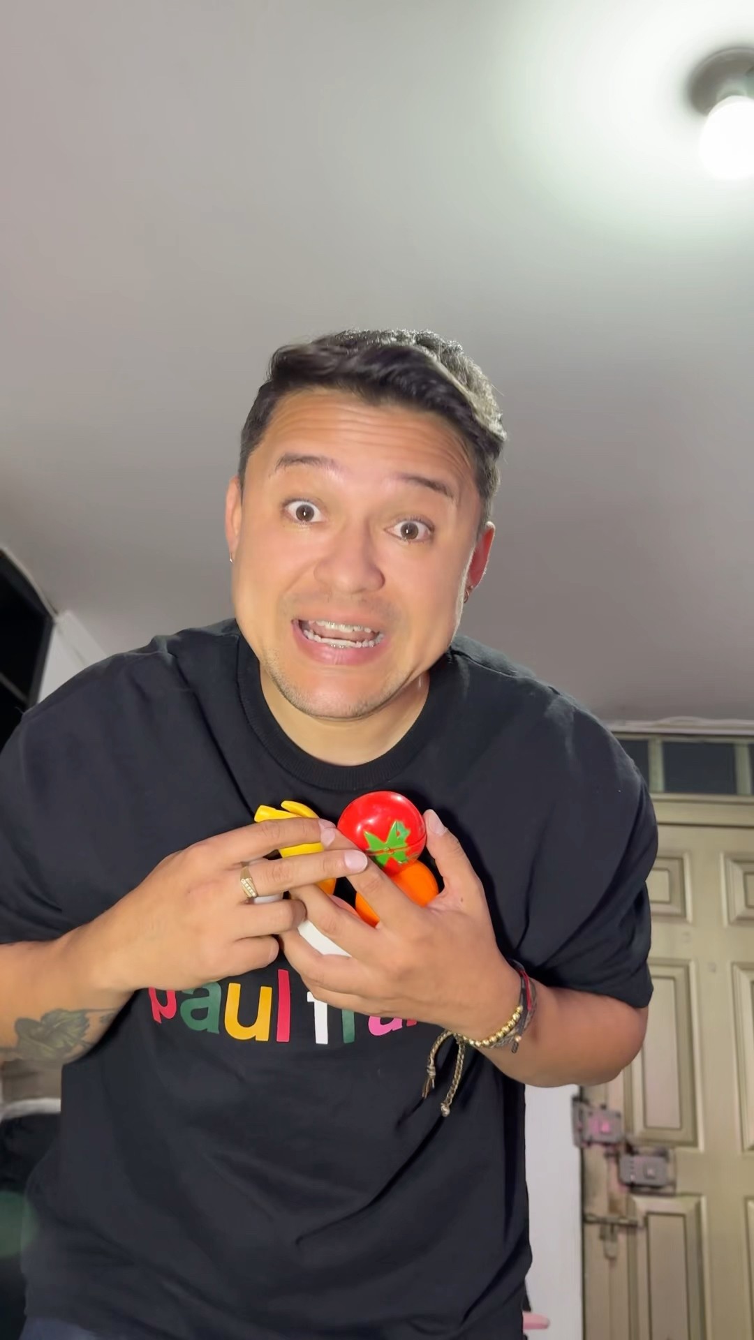 El vecino fía todo en la tienda y no paga #humor #cosasdefamilia #humorfamiliar #shortviral #funny