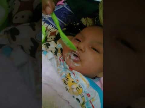 Video: Cara Memberi Makan Bayi Pada 2 Bulan