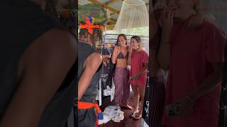 #Pirate Dixon greeting two #beautiful #girls from #Spain at RAB Hostel Bocas #panama ❤️🇵🇦