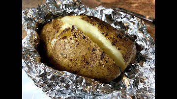 ¿Por qué los restaurantes sirven las patatas asadas envueltas en papel de aluminio?