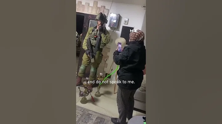 Palestinian woman scolds Israeli soldiers raiding her home as she smokes shisha - DayDayNews