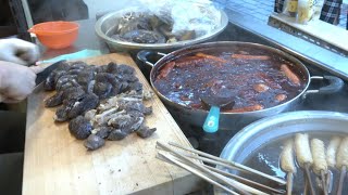 Питание сундаэ с токбоки / Мастер резки сундаэ / Корейская уличная еда